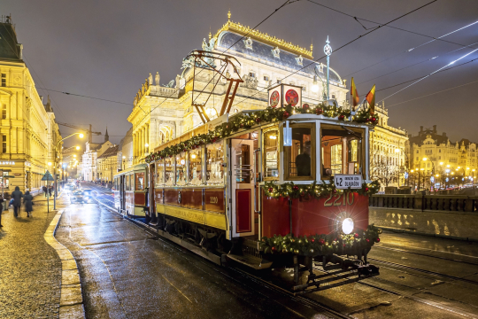 The accompanying program in Prague offers a cruise on the Vltava, a glowing raft, a Christmas tram or creative workshops for children