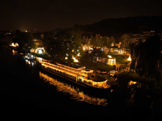 Praha nabízí jedinečné víkendové plavby světelnou lodí po Vltavě!