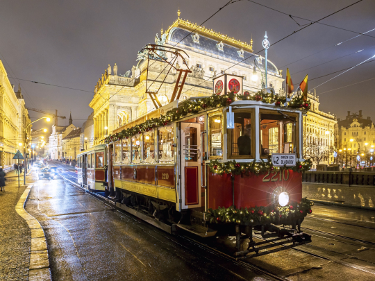 Doprovodný program v Praze nabízí plavbu po Vltavě, zářící vor, vánoční tramvaj nebo kreativní dílny pro děti
